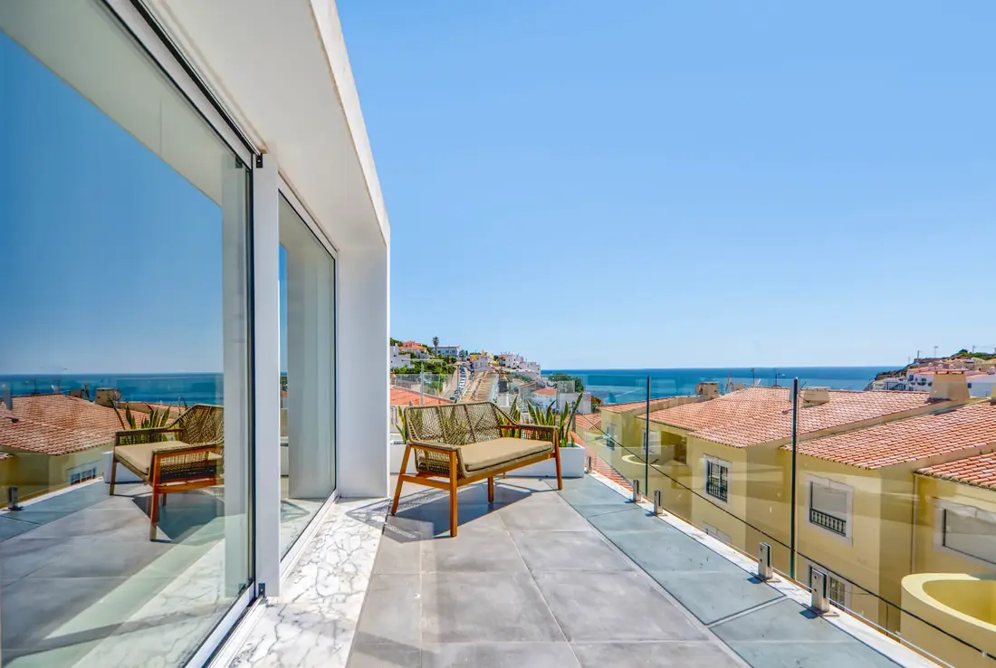 Zonneterras met uitzicht over de Algarve bij een luxe vakantievilla